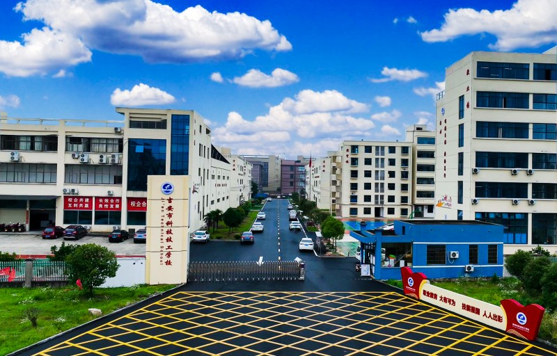 學(xué)校門口